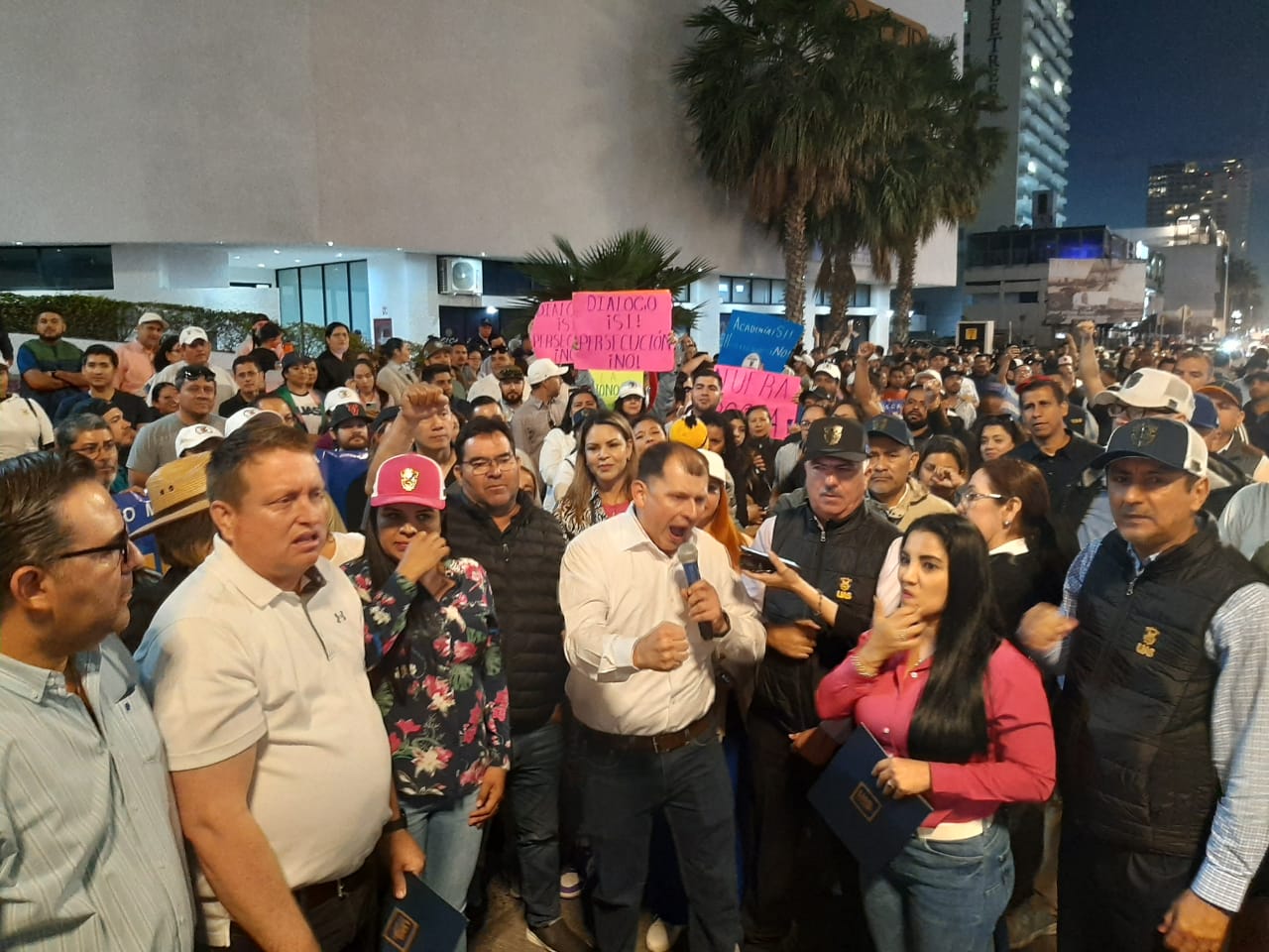 Universitarios Reciben Al Presidente López Obrador En Mazatlán Y